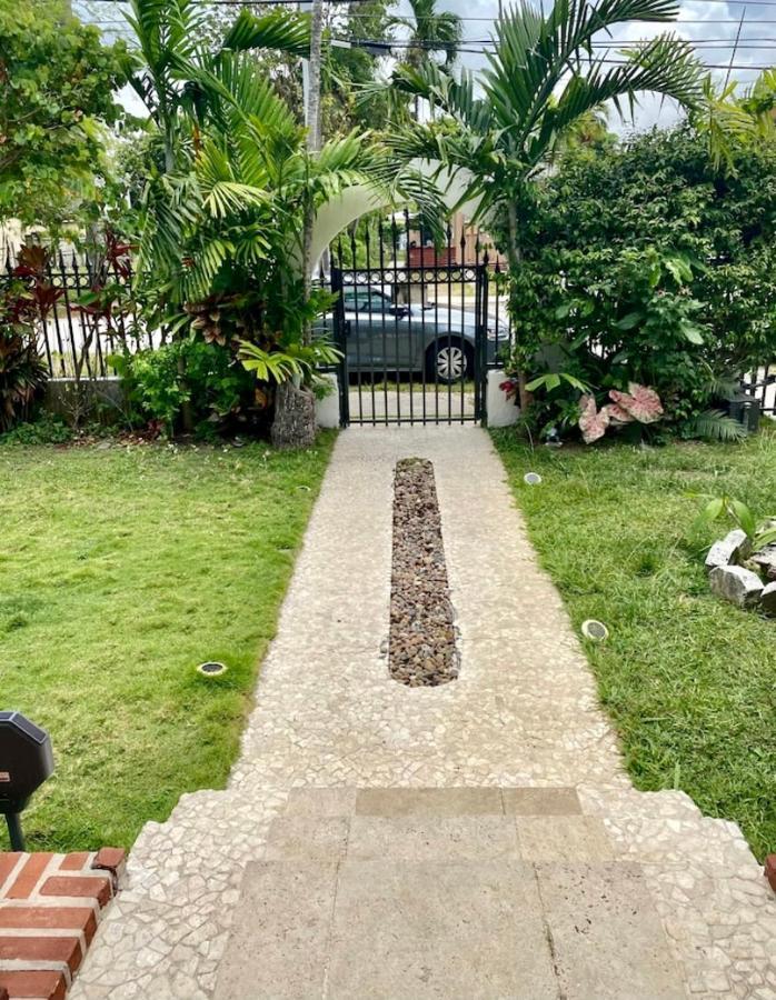 Entire Private Beautiful 2 Bedroom Plus Den House With Gated Front&Back Yard And Free Parking 10Min Drive To Miami Beach Zewnętrze zdjęcie