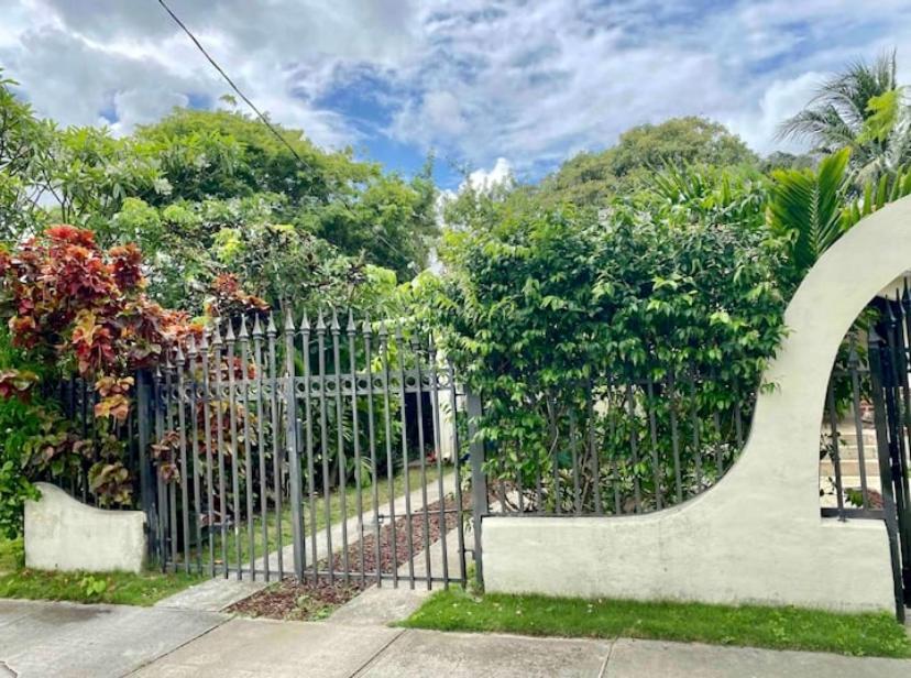 Entire Private Beautiful 2 Bedroom Plus Den House With Gated Front&Back Yard And Free Parking 10Min Drive To Miami Beach Zewnętrze zdjęcie