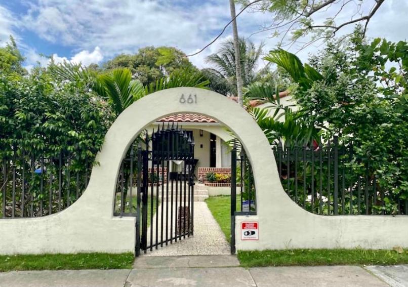 Entire Private Beautiful 2 Bedroom Plus Den House With Gated Front&Back Yard And Free Parking 10Min Drive To Miami Beach Zewnętrze zdjęcie