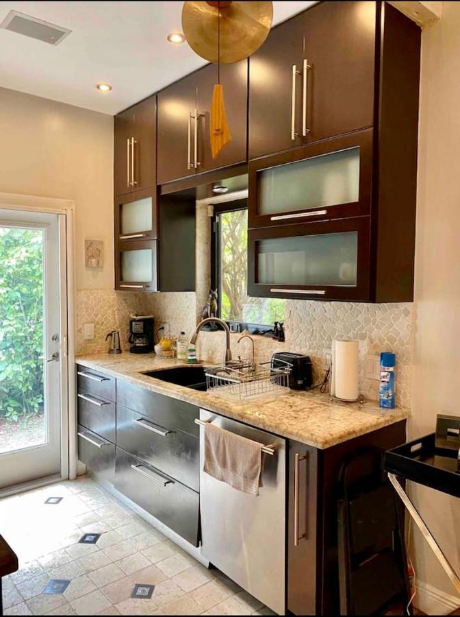 Entire Private Beautiful 2 Bedroom Plus Den House With Gated Front&Back Yard And Free Parking 10Min Drive To Miami Beach Zewnętrze zdjęcie