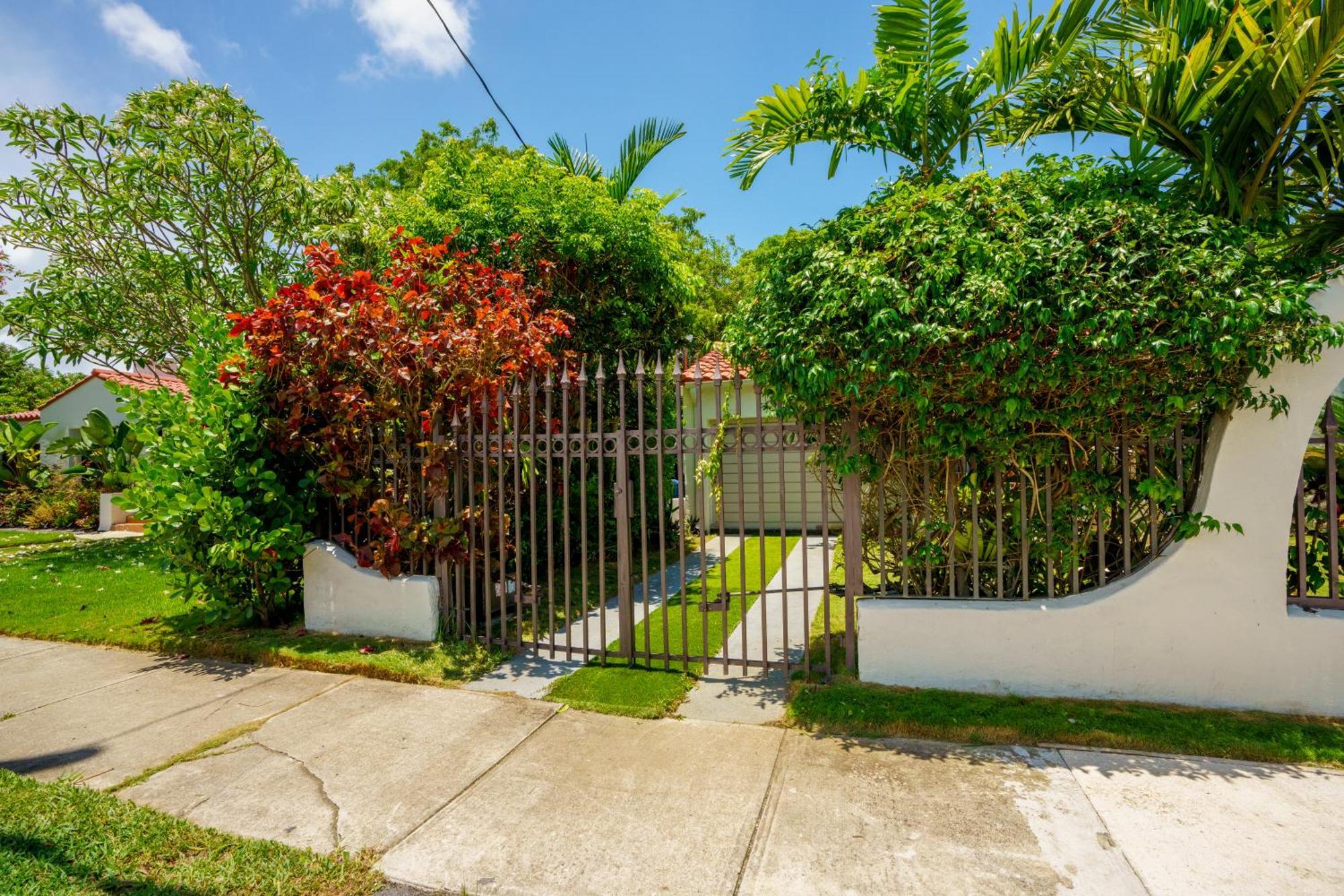 Entire Private Beautiful 2 Bedroom Plus Den House With Gated Front&Back Yard And Free Parking 10Min Drive To Miami Beach Zewnętrze zdjęcie