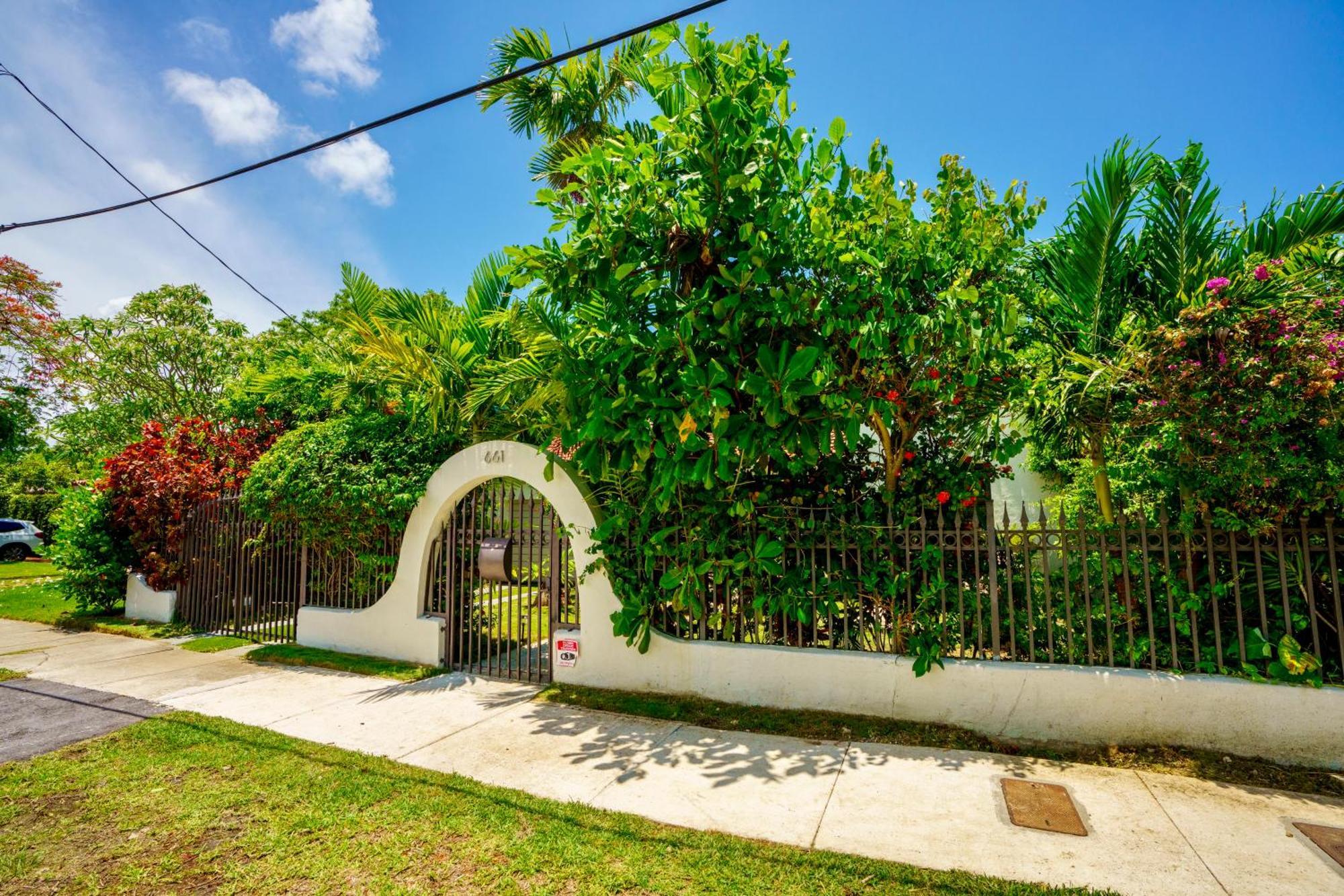 Entire Private Beautiful 2 Bedroom Plus Den House With Gated Front&Back Yard And Free Parking 10Min Drive To Miami Beach Zewnętrze zdjęcie